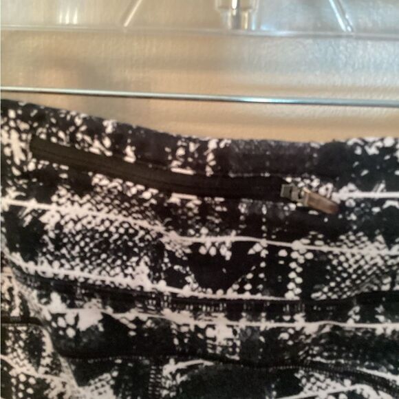 NIKE DRI FIT RUNNING SIZE MEDIUM EPIC VIPER BLACK AND WHITE CROP TIGHTS - Picture 5 of 8